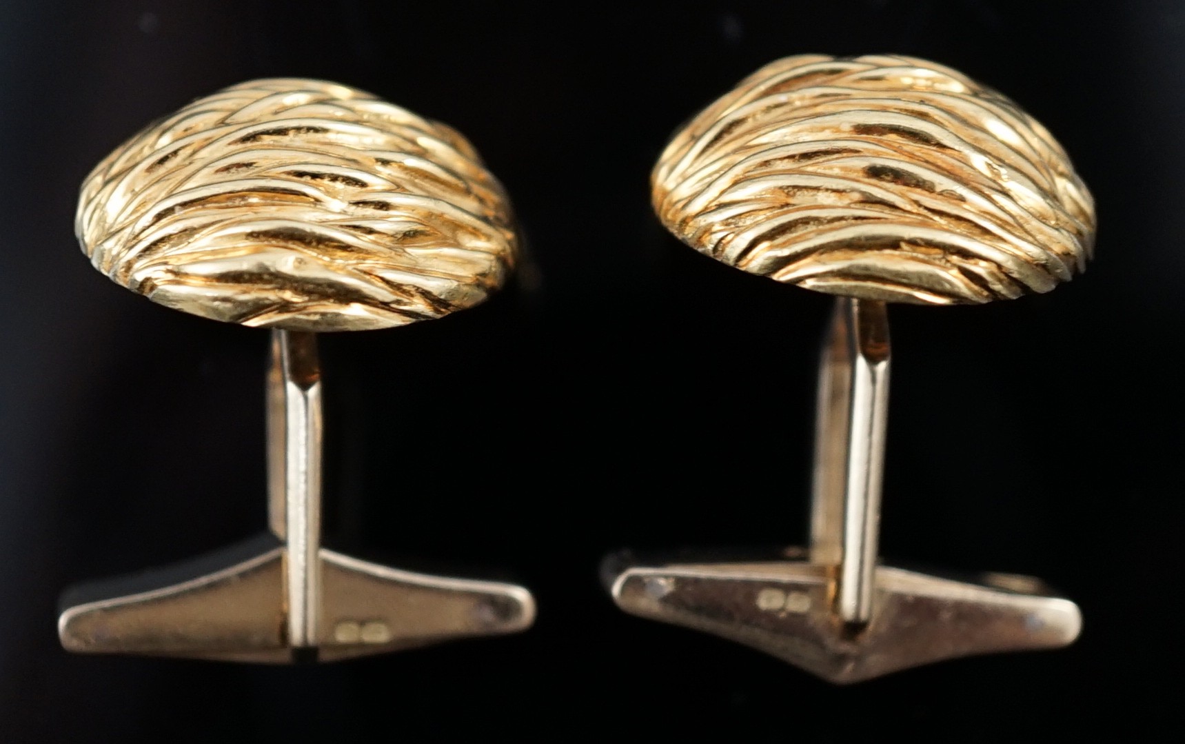 A modern pair of Kutchinsky 18ct gold cufflinks